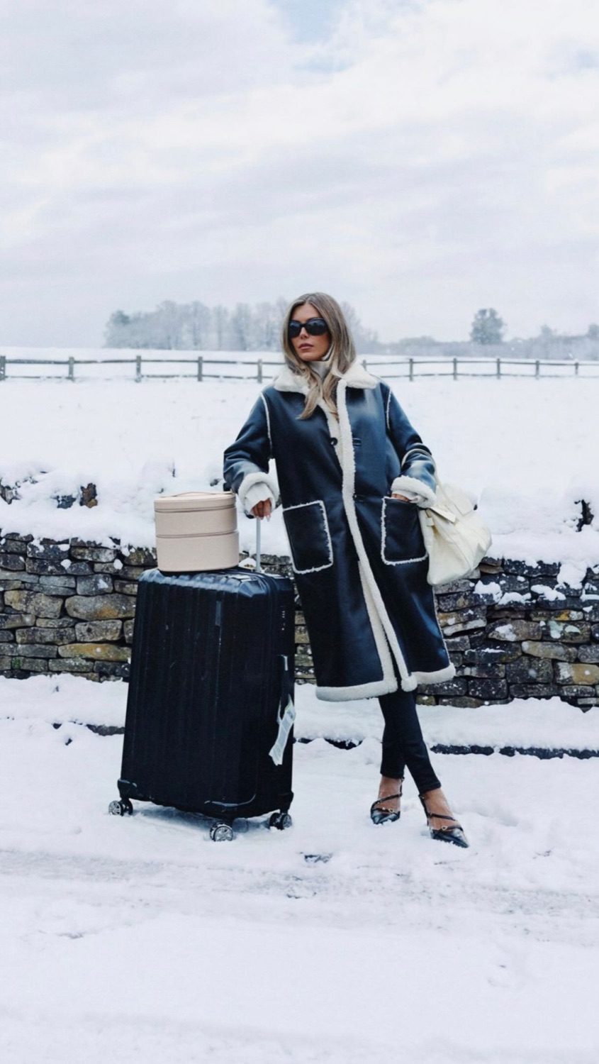 Bianca Ingrosso: Black shearling coat in the snow