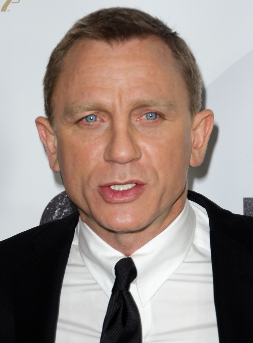 Daniel Craig: Black suit and black tie