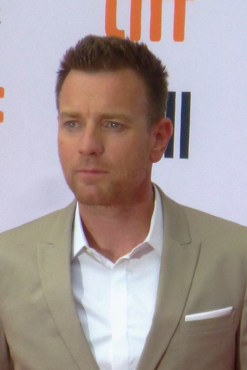 Ewan McGregor: Tan suit and open white shirt