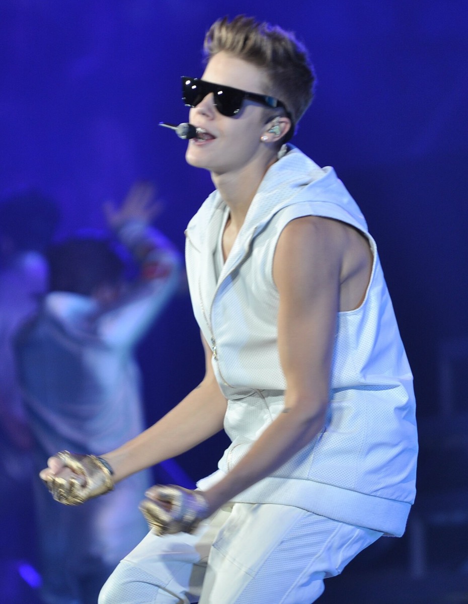 Justin Bieber: White sleeveless hoodie and sunglasses