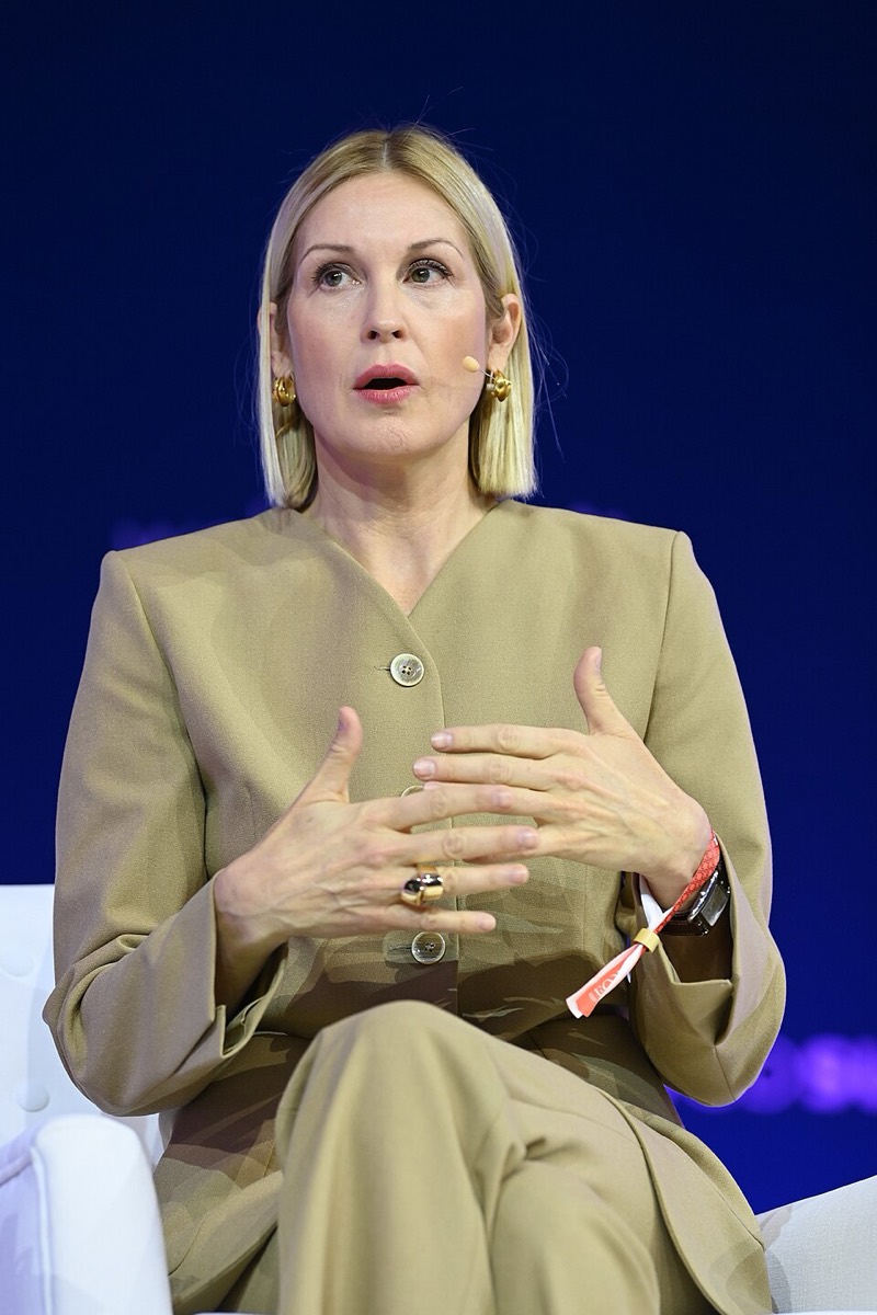 Kelly Rutherford: Khaki tailored suit