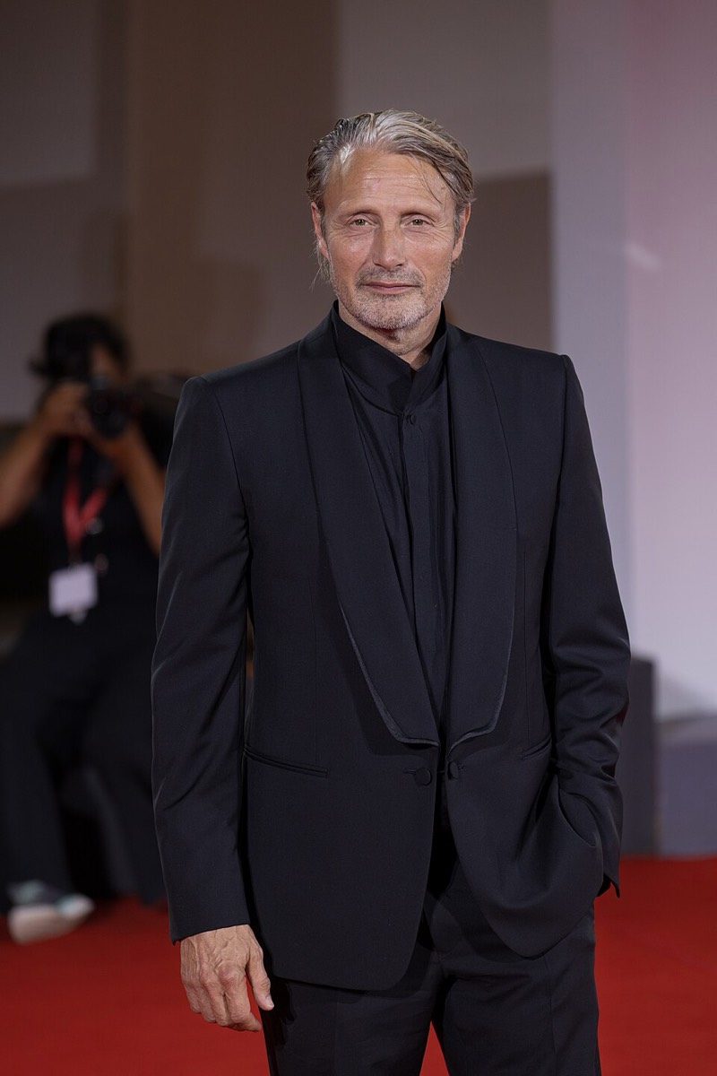 Mads Mikkelsen: All-black suit