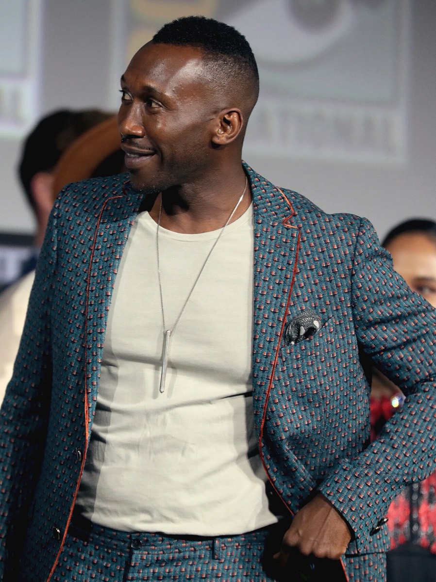Mahershala Ali: Printed suit and long pendant