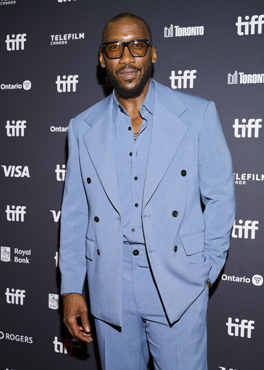 Mahershala Ali: Powder blue suit and glasses