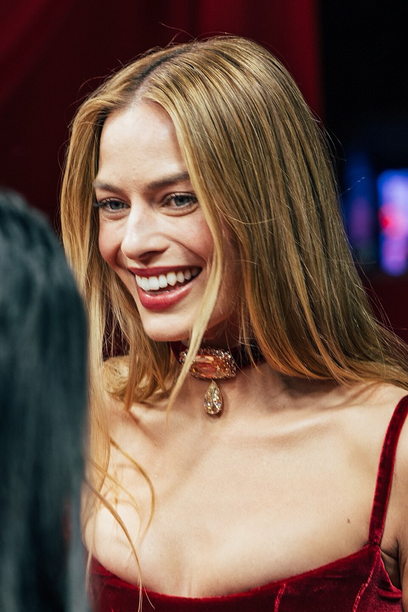 Margot Robbie: Red velvet and a jewelled choker