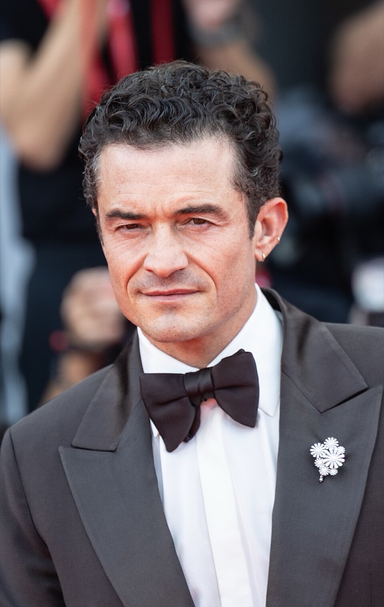 Orlando Bloom: Grey tuxedo and flower brooch