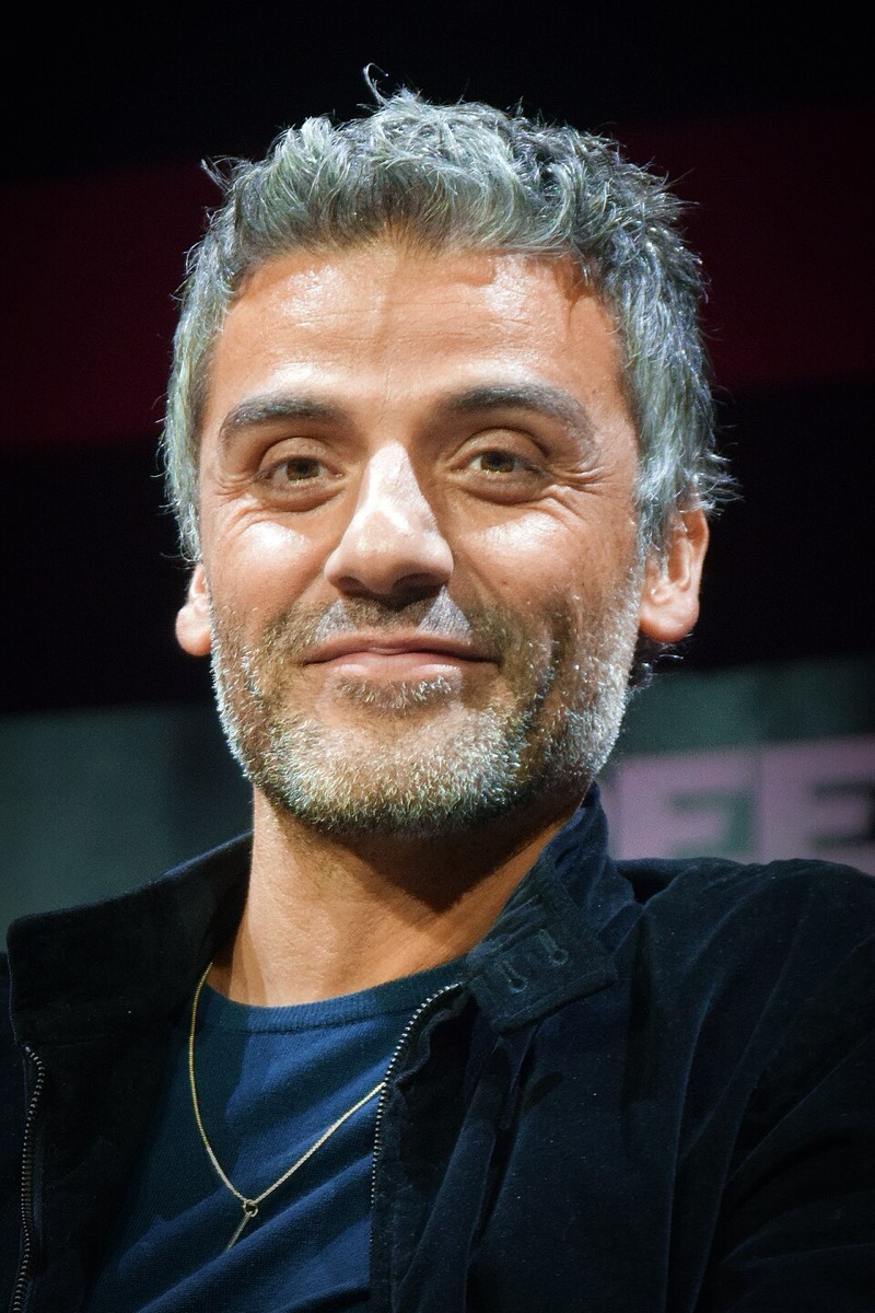 Oscar Isaac: Navy tee and fine chain