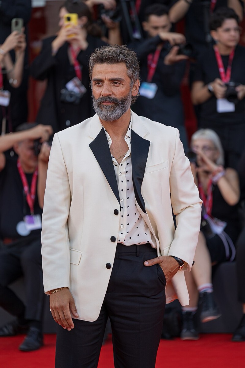 Oscar Isaac: Cream dinner jacket