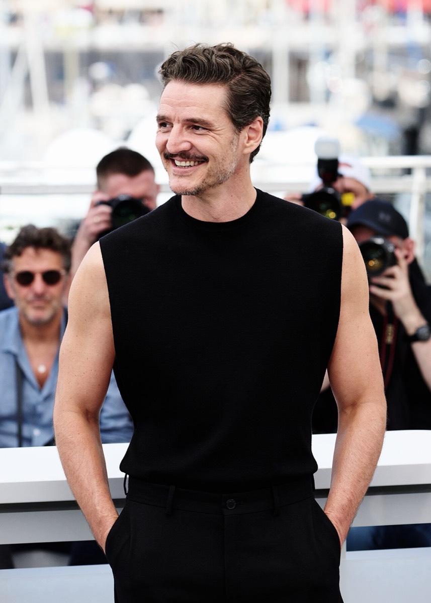 Pedro Pascal: Black sleeveless knit