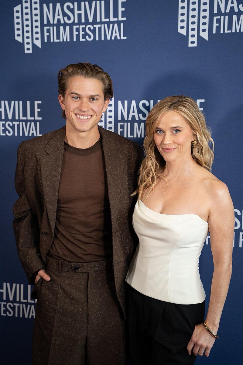 Reese Witherspoon: White corset top and black trousers