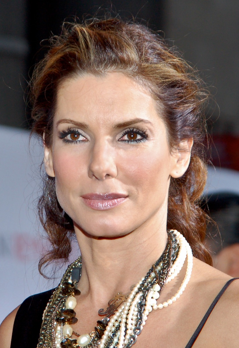 Sandra Bullock: Layered pearl necklaces