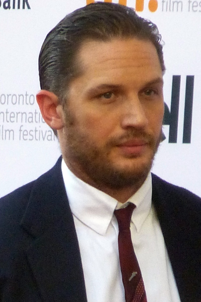 Tom Hardy: Navy suit and burgundy tie